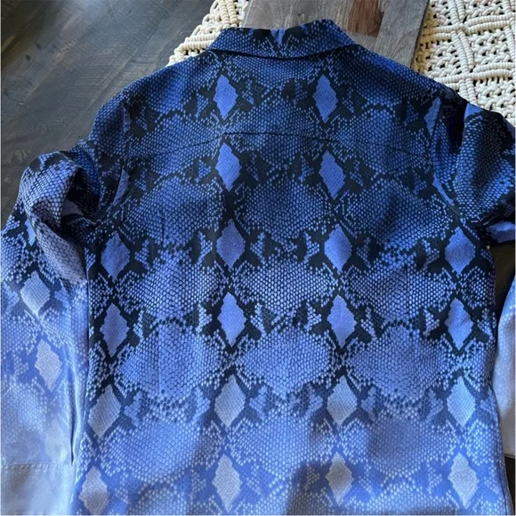 EQUIPMENT 100% Silk Reese Fading Blouse Marine Blue Ombré Snake Print M Like New - Picture 11 of 16
